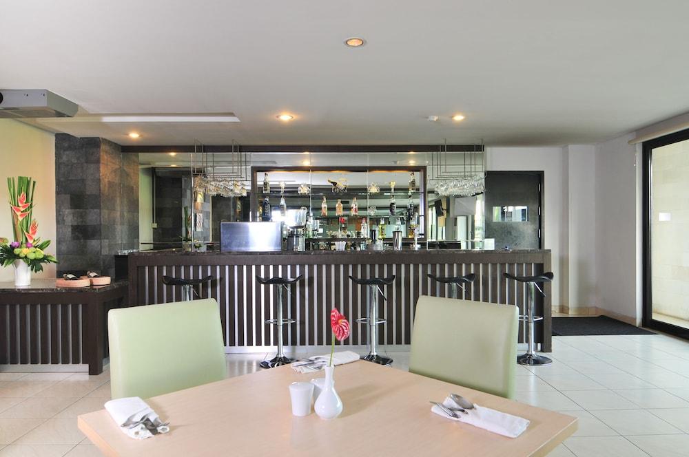 Grand Kuta Hotel And Residence Legian Exterior foto